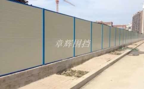 在不同城市和地區(qū)，地鐵圍擋所面臨的環(huán)境和氣候條件不同，如何滿足其使用要求？（地鐵圍擋在不同環(huán)境和氣候條件下的適用性）