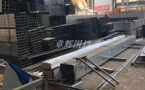 在地鐵圍擋施工和使用過(guò)程中，如何設(shè)置標(biāo)志和引導(dǎo)措施來(lái)確保行人和車輛的安全通行？（地鐵圍擋的標(biāo)志和引導(dǎo)設(shè)計(jì)）