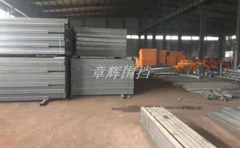 地鐵圍擋制作和安裝過程中如何做好現(xiàn)場的安全防護和事故應(yīng)急處置？（地鐵圍擋制作與安裝的安全防護與事故應(yīng)急管理）