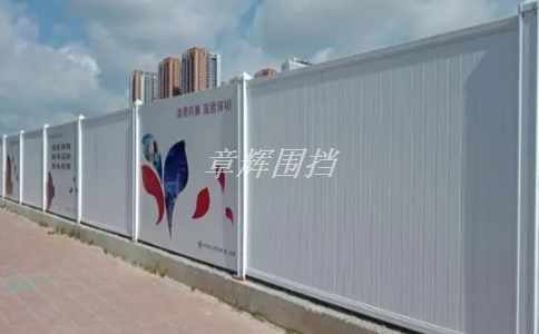 如何正確處理地鐵圍擋的拼接和接縫問題，以確保美觀性和功能性？